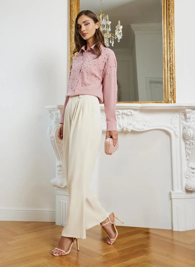 ستايلي بلوزة بأكمام طويلة وتفاصيل لؤلؤ